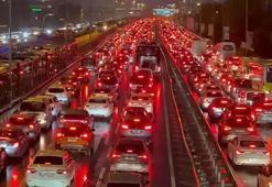İstanbul'da iftar öncesi trafik resmen kilitlendi! Yoğunluk yüzde 83'e çıktı