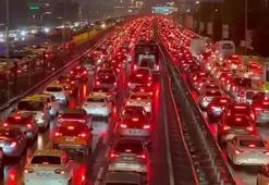 İstanbul'da iftar öncesi trafik resmen kilitlendi! Yoğunluk yüzde 83'e çıktı