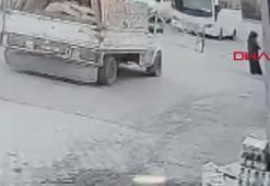 Korkunç kaza! Kamyonetin kasasının kapağı bir anda açılınca...