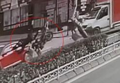 Direksiyon hakimiyetini kaybetti! Park halindeki otomobile çarparak...