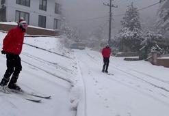 Bursa’da karı fırsata çevirdi! Şehir merkezinde kayak yapan vatandaş kamerada
