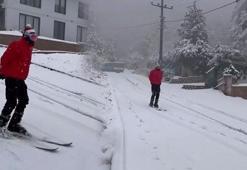 Bursa’da karı fırsata çevirdi! Şehir merkezinde kayak yapan vatandaş kamerada