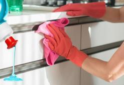 Dolapları bembeyaz yapan malzeme sadece karbonat değil! Suya 1 kaşık ekleyin, yağları eritiyor