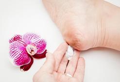 Sertleşen topukları pamuk gibi yapıyor! 3 malzemeyle ölü deriden kurtulun