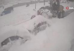 Yoldaki karı temizleyen iş makinası kardan kaybolan otomobile çarptı