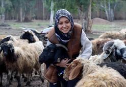 Depremde hayvanları öldü: Üniversite öğrencisi kadın, devlet desteğiyle besiciliği sürdürüyor