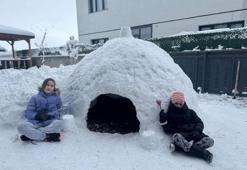 Kars’ta çocuklardan kardan ev: Bahçede Kuzey Kutbu hayali kurdular
