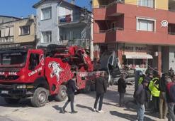 İzmir'de freni boşalan vincin 2 otomobili iş yerine sürüklemesi kamerada