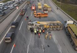 Eyüpsultan TEM Otoyolu'nda hafriyat kamyonu devrildi