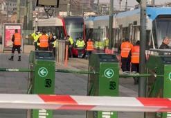 Fatih'te raydan çıkan tramvay karşı yönden gelen tramvaya çarptı