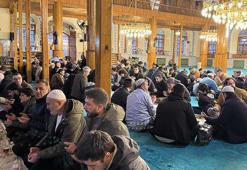 Tarihi camide yıllardır 'Ümmet İftarı' aynı sofrada buluşturuyor