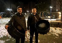 Kayseri’de iki genç sahur davulunu manilerle renklendiriyor