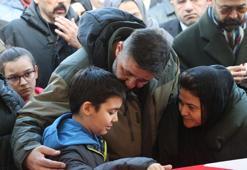 Öğrencisinin bıçakladığı Fatma öğretmen son yolculuğuna uğurlandı! Çocuğu tabutun başından ayrılmadı