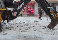 Kentte hayat durma noktasında! Yollardaki 20 santimlik but tabası iş makinesiyle temizleniyor