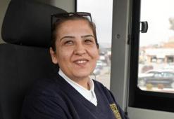 'Hayalimi gerçekleştirdim' dedi, şehrin ilk kadın otobüs şoförü oldu