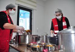 Kars’ta Kızılay’ın gönüllü kadınlarından 'anne eli' iftarı! Her gün onlarca aileye sıcak yemek ulaştırılıyor