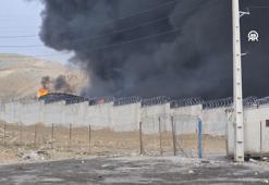 ABD-İsrail'in İran'da saldırdığı petrol deposundan dumanlar yükseliyor