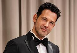 Keremcem’in 'ev adamı' halleri: Kedisiyle mutfağa girdi!