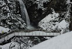 Kar geri döndü: Köy yolları kapandı, her yer beyaza büründü
