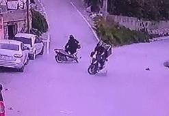 Kafa kafaya çarpıştılar! Yere savrulan 3 kişi...