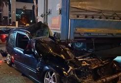 Bursa'da otomobil, park halindeki TIR'ın altına girdi