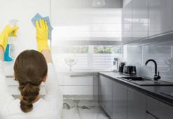 Parlak mutfak dolapları böyle temizleniyormuş! Parmak izi ve su lekelerine son