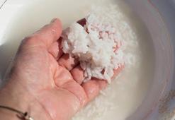 Yıkamadan pişirince nişasta bombası oluyor! Komşu çatlatan kar beyaz pilavın sırrıymış