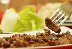 Mersin'de belediye aşevinde skandal! Dağıtılan kavurmadan 'yarış atı çipi' çıktı