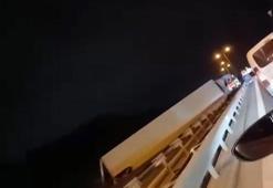 Büyükçekmece TEM Otoyolu'nda TIR devrildi; trafikte yoğunluk oluştu