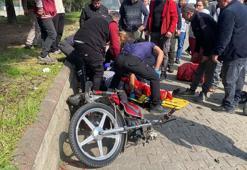 İki motosiklet çarpıştı, gençler yola savruldu! Feci kaza kamerada