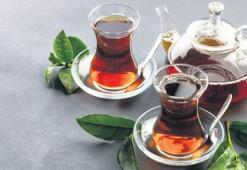Çek bir demli çay cam demlikten