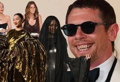 Kırmızı halıda vampir dişleri, tüy detaylar ve prenses elbiseleri! Oscar'ın en şık yıldızları…