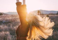 3 kaşık yetiyor! Saçı güneşte sarartan karışım: Bayram öncesi boyanmış gibi oluyor