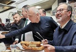 AK Partili Kasapoğlu, İzmir’de vatandaşlarla sahurda buluştu
