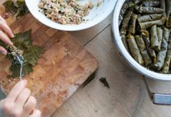 Ramazan Bayramı sofralarına yakışacak lezzet! Zeytinyağlı yaprak sarma nasıl yapılır?