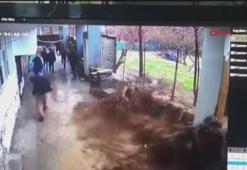 Sağanak sonrası muhtarlık ofisini su bastı; kaçış anı kamerada