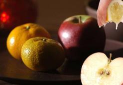 Elmayı dolaba atınca yumuş yumuş oluyor! Dilimlere ayırıp limon dökmek gerekiyormuş