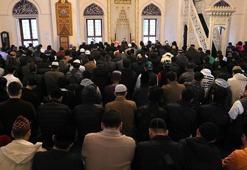 Binlerce kişi camiye akın etti, kapıda uzun kuyruklar oluştu! Bayram namazı bir değil beş kez kılındı