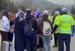 Tur minibüsü bariyerlere saplandı: 4 yaralı