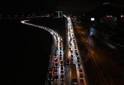 Bayram tatili dönüşü araç kuyruğu! 43 ilin geçiş noktasında trafik 40 kilometreyi aştı