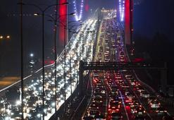 İstanbul'da gece saatlerinde trafik yoğunluğu!
