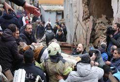 Fatih'te çöken 2 binada enkazda kalanların kurtarıldığı anlar kamerada
