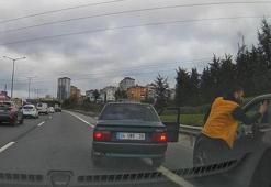 Trafikte skandal olay! Aracından indi, diğer araçtaki sürücüye tokat attı