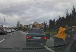 Trafikte skandal olay! Aracından indi, diğer araçtaki sürücüye tokat attı