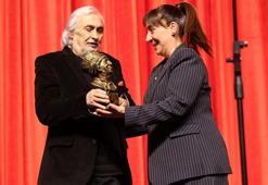 Binnur Kaya'ya İsmail Dümbüllü Ödülü! Sahnede duygusal anlar
