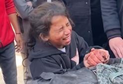 Filistinli kızdan İsrail saldırısında öldürülen babasının naaşı başında yürek burkan sözler: 'Lütfen uyan'