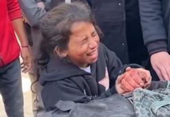 Filistinli kızdan İsrail saldırısında öldürülen babasının naaşı başında yürek burkan sözler: 'Lütfen uyan'