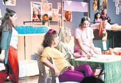 Tiyatroseverler ayakta alkışladı