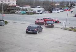 Bartın'da 3 aracın karıştığı kaza kamerada