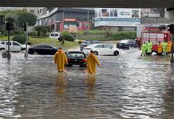 Adana sular altında! Dereler taştı, yollar göle döndü, araçlar mahsur kaldı